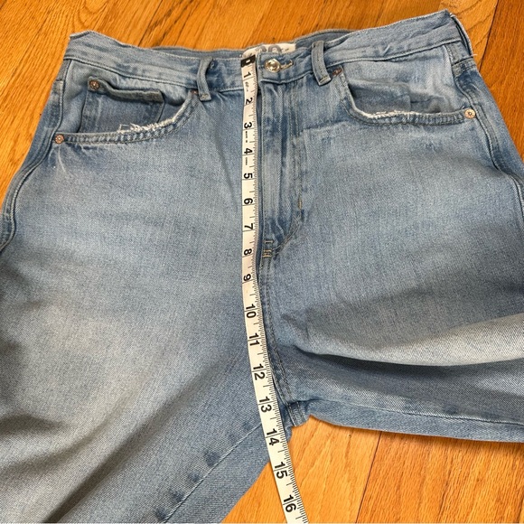 Free People We The Free High Rise Light Wash Mom Jean Waist 30 Distressed Denim - Picture 9 of 12